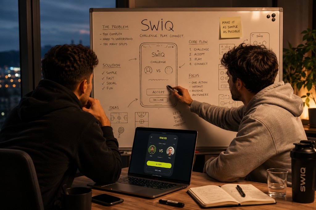 Zwei Gründer skizzieren die SWIQ-Idee an einem Whiteboard, daneben ein Laptop mit dem Prototypen